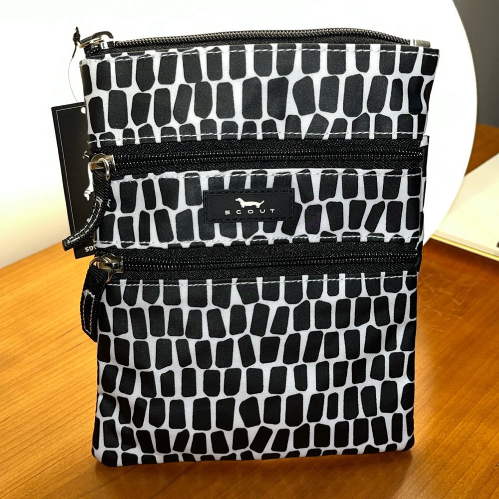 NWT SCOUT Sally Go Lightly crossbody bag.